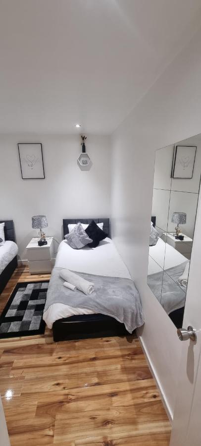 Beautiful Rooms With Free On Street Parking In Sydenham 런던 외부 사진